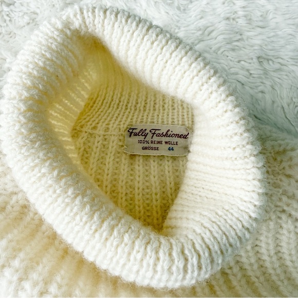 VTG Woman Cream 100% Wool Turtleneck Chunky Knit Sweater SMALL Fisherman Classic - Picture 2 of 5